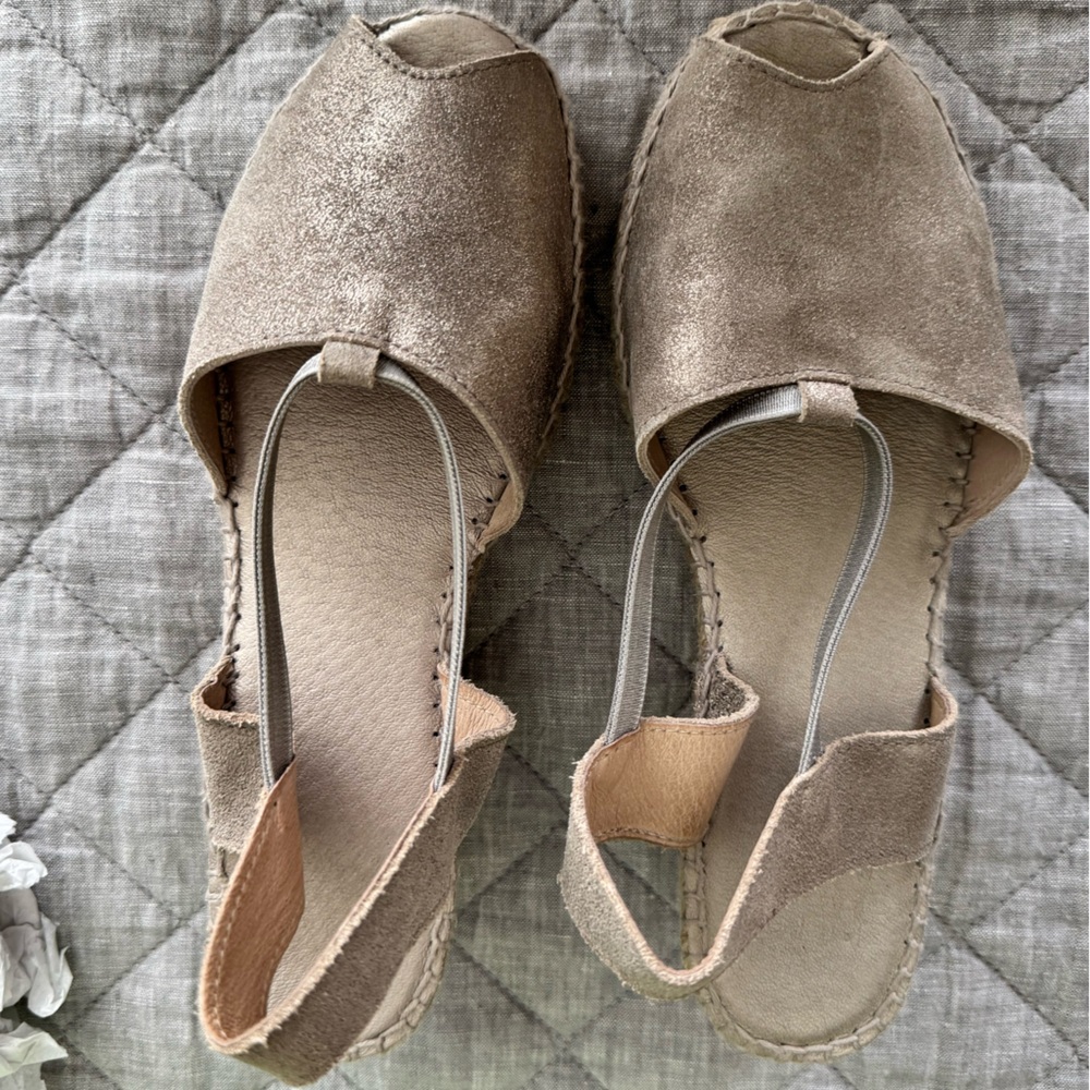 Andre Assous Dainty Espadrille Wedge, Pewter leather-Women’s size 7